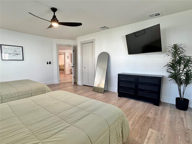 Building Photo - 320 Palm Island NE
