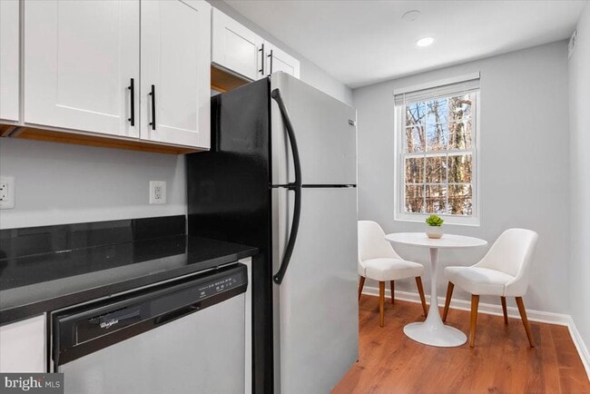 Building Photo - 1909 N Rhodes St