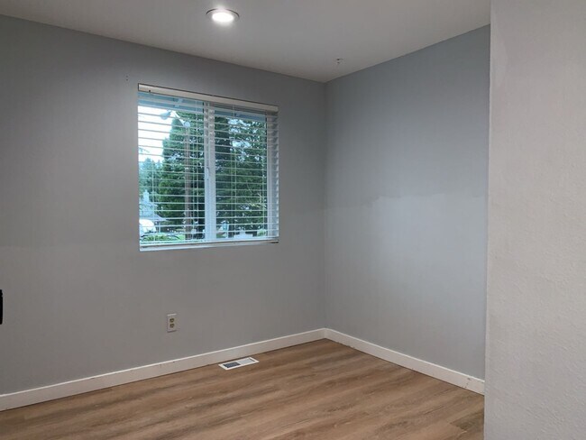 Building Photo - Spacious 3 Bed 2.5 bath Kent Split-Level home