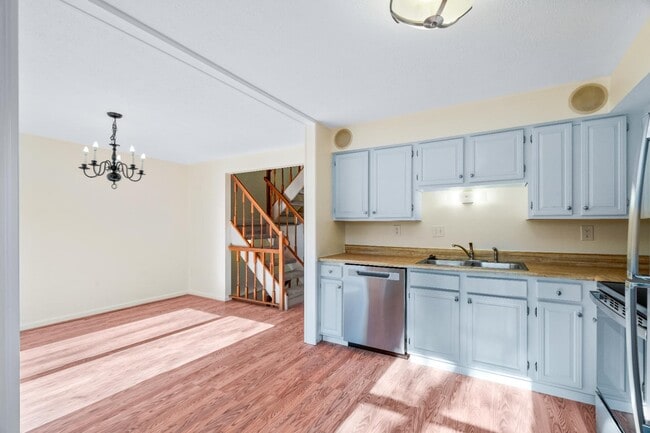 Building Photo - 152 Fairfield Dr