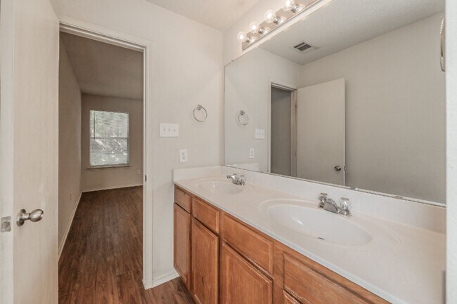 Building Photo - 10325 Bear Hollow Dr