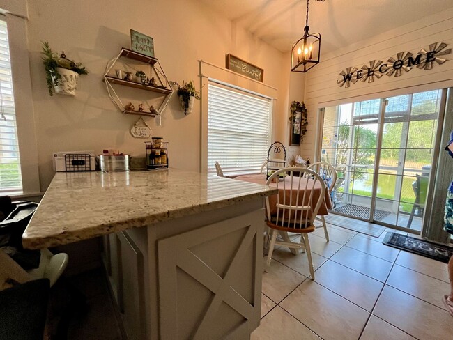 Building Photo - Beautiful Townhome