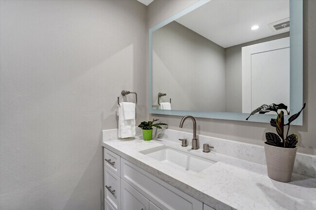 Building Photo - 5346 Tyrone Ave