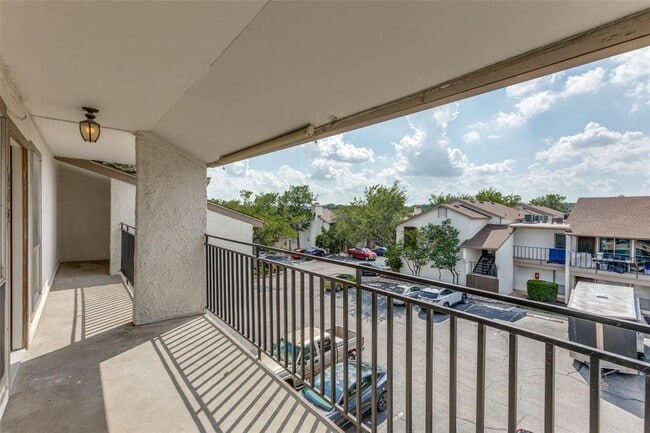 Building Photo - 6910 Hart Ln