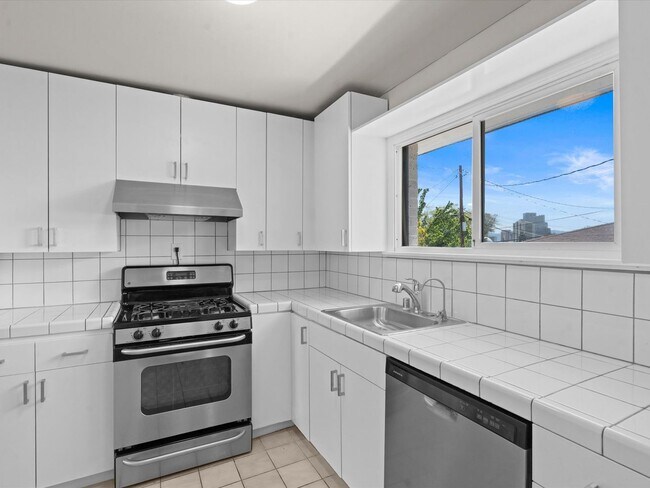 Building Photo - 2 bed, 1 bath with built in office near UNR