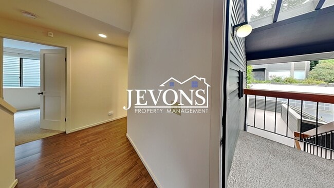 Building Photo - Top-floor 2-level condo with brand-new kit...