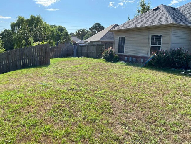 Building Photo - Available August 1st! Recently Updated 3-B...