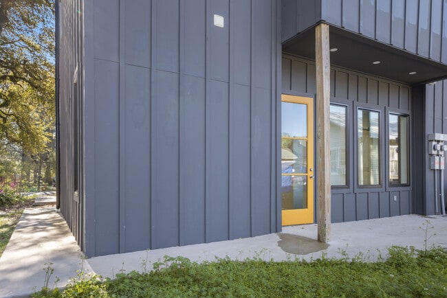 Building Photo - 306 W Taft St