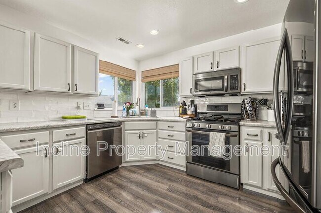 Building Photo - 702 Durham Dr