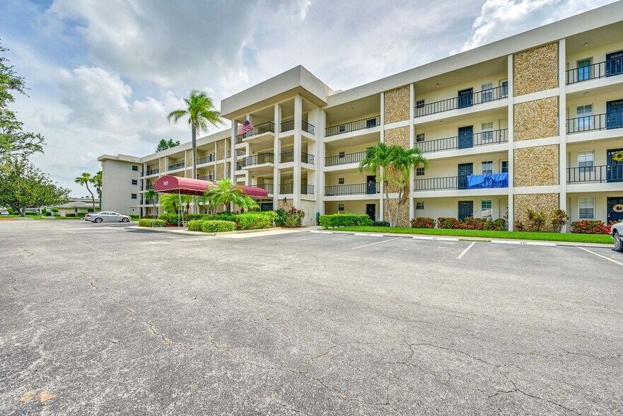 Building Photo - 7452 W Country Club Dr N