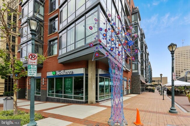 Building Photo - 224 N Van Buren St