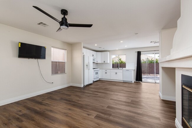 Building Photo - Recently renovated 4 br home in the Southwest