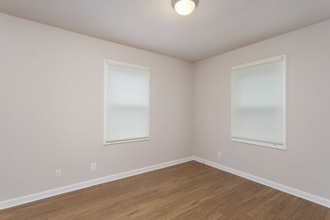 Building Photo - Charming Northeast Portland Duplex