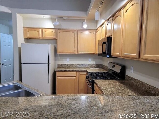 Building Photo - Bright Upstairs Unit with Vaulted Ceilings...