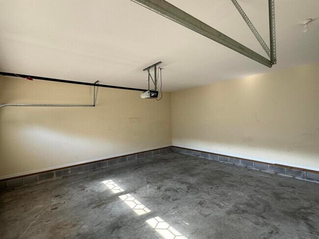 Building Photo - 702 Mt Vernon Dr