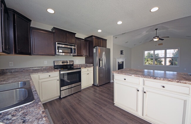 Building Photo - 300 Cadenza Ln