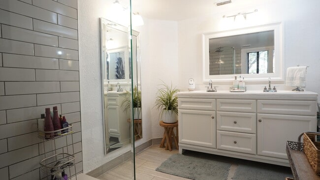 Building Photo - 100 Pelican Pointe Dr