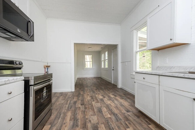 Building Photo - 408 Dickens Ave