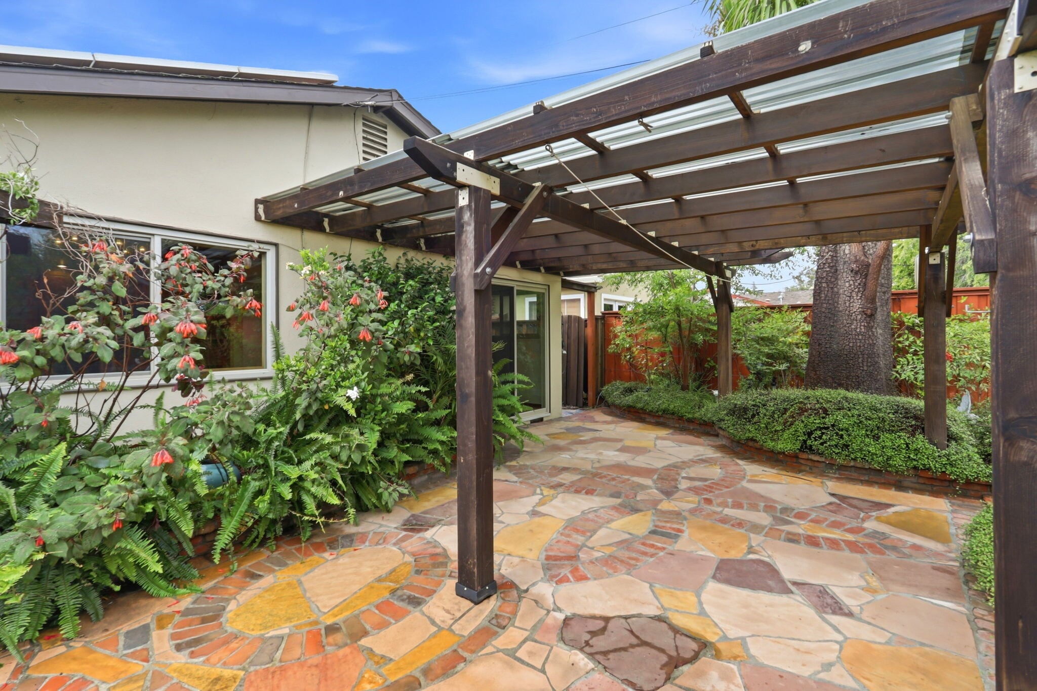 Building Photo - 927 Lorne Way