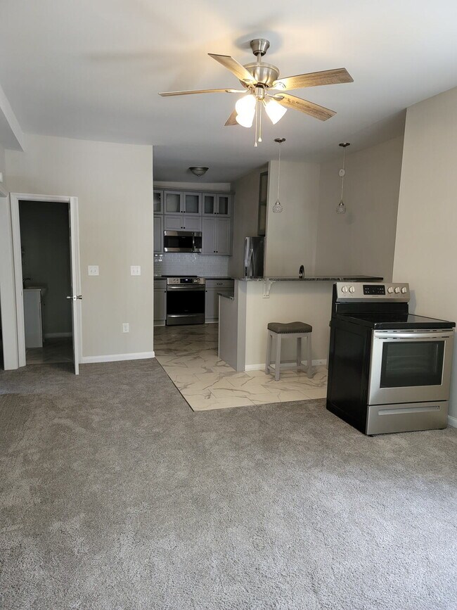 Building Photo - Charming 2-Bedroom Retreat in Vibrant Charleston  Perfect for Cozy Living!