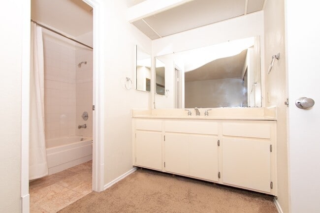 Building Photo - Private 2-bed/2-bath, Corner Location Cond...