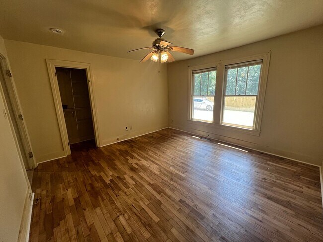 Building Photo - 4 bedroom 4 bathroom off Veterans Memorial...