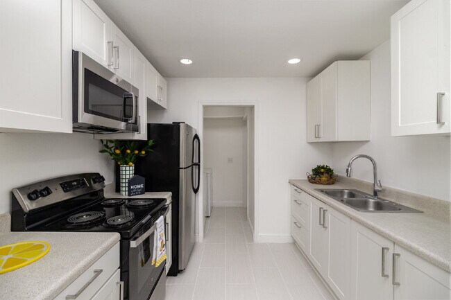 Building Photo - Cocoa Duplex