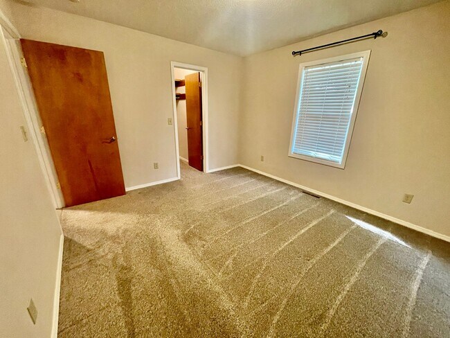 Building Photo - 1233 E Ogorman Ct