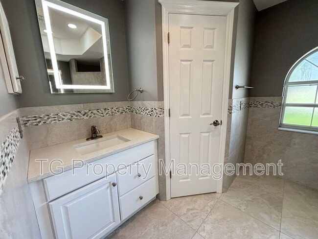 Building Photo - 20 Clarendon Ct N