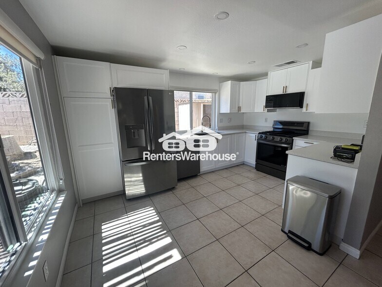 Building Photo - 3969 Green Leaf Dr