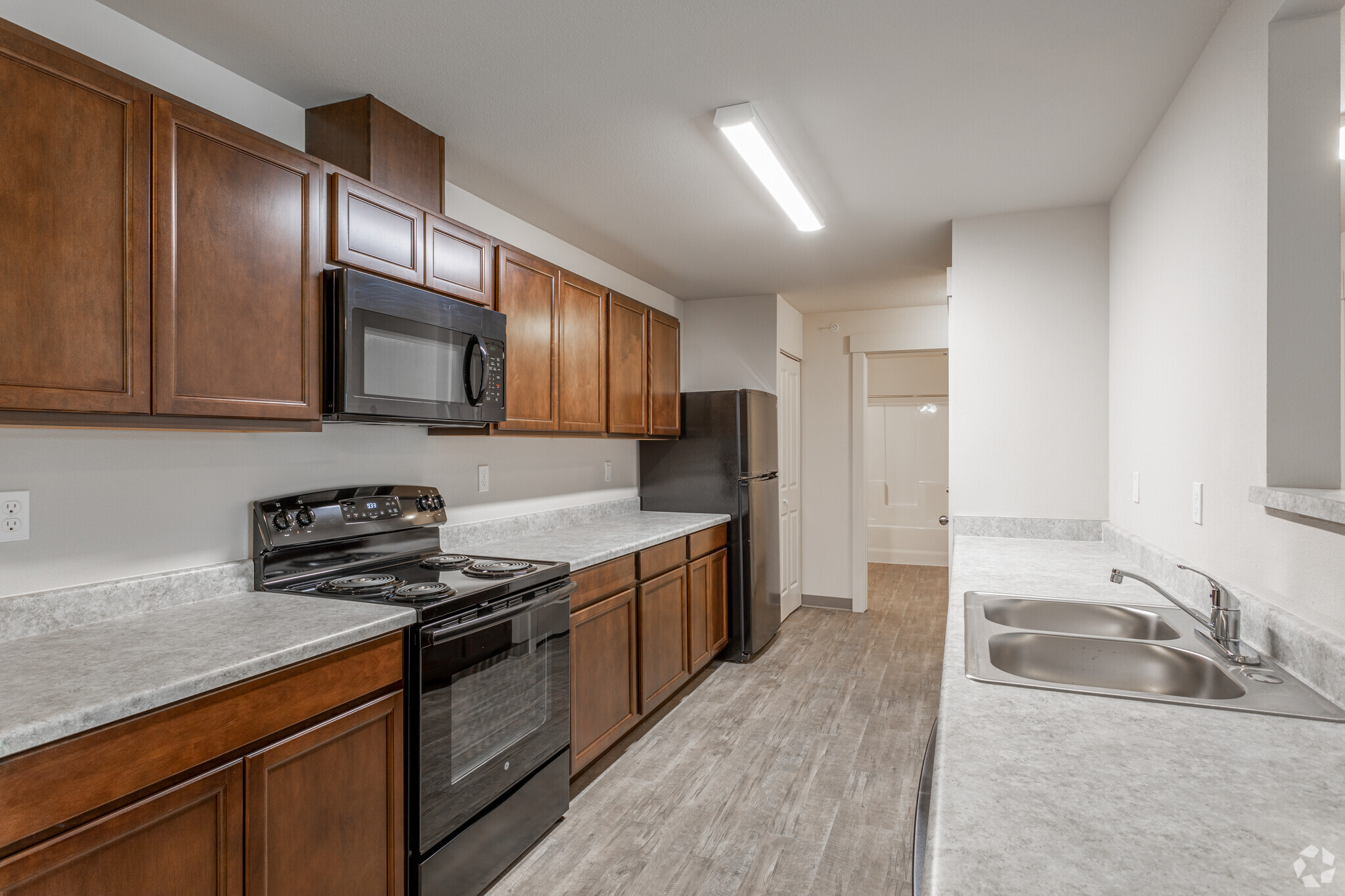 2BR, 2BA - 898 SF - Crossroads Apartments