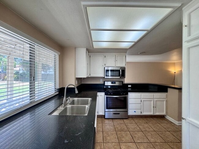 Building Photo - Spacious 4 Bedroom Home with Expansive Bac...