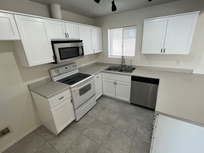 Building Photo - 3BR 2Ba Remodeled with Yard and Garage