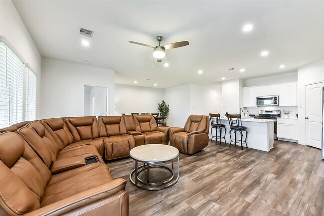 Building Photo - 3041 Emerald Ocean Dr