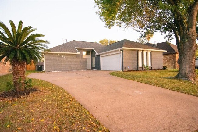 Building Photo - 9010 Arlington Forest Dr
