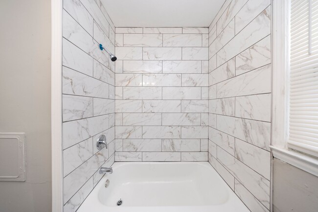 Building Photo - Renovated 3 bedroom bungalow $1250/month