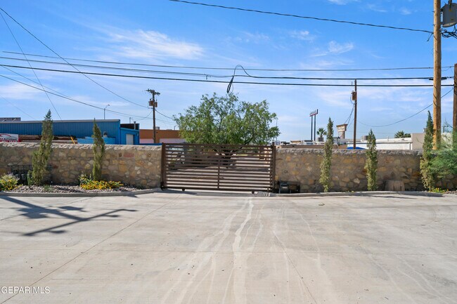 Building Photo - 6305 Palo Verde Pl