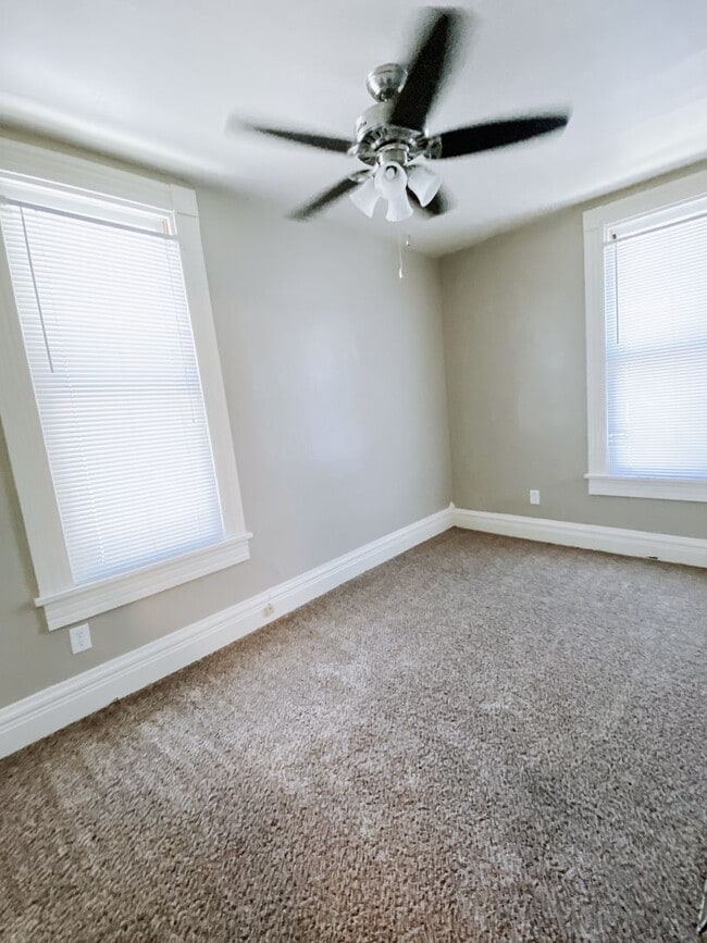 Building Photo - 2 bedroom and 1 bathroom duplex