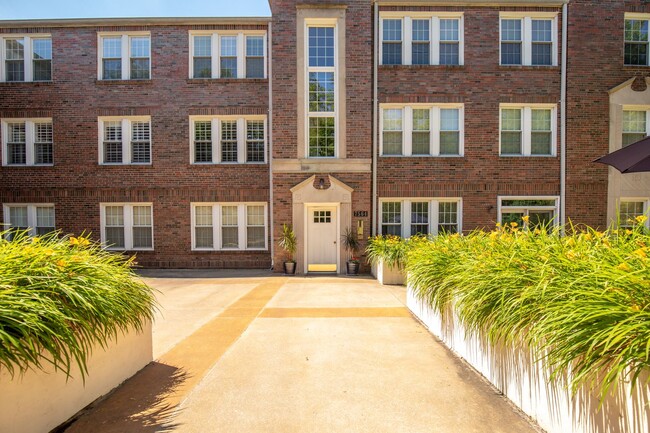 Building Photo - Beautiful Clayton Condo