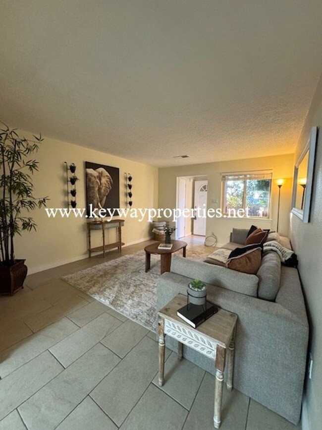 Building Photo - FootHills 3bed 2 bath Condo for rent **MOV...