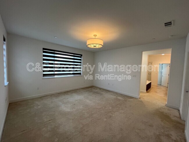 Building Photo - 2725 Parkview Wy