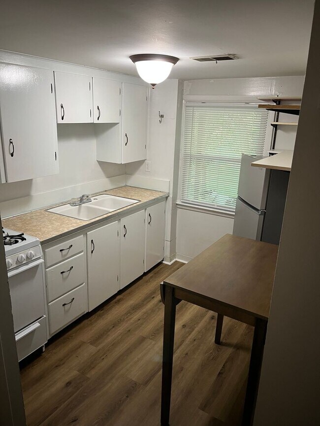 Building Photo - Spacious Two-Level Home with Dual Living A...