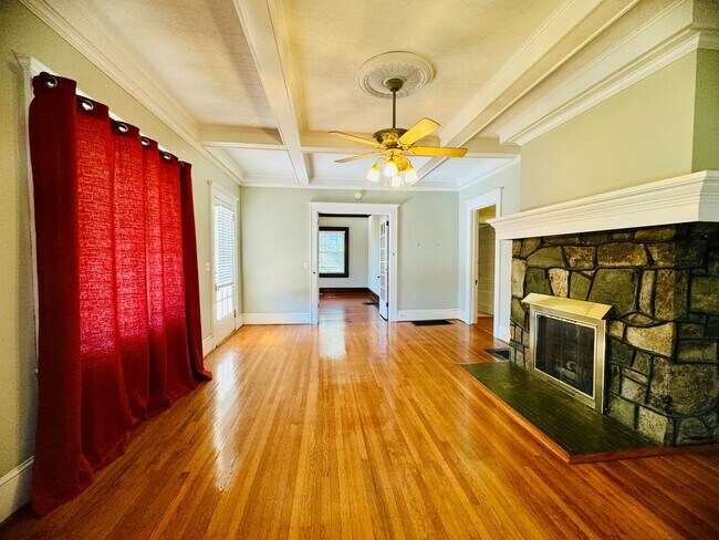 Building Photo - MOVE-IN READY!