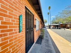 Building Photo - 1/2 Off First Full Month's Rent! Open Layo...