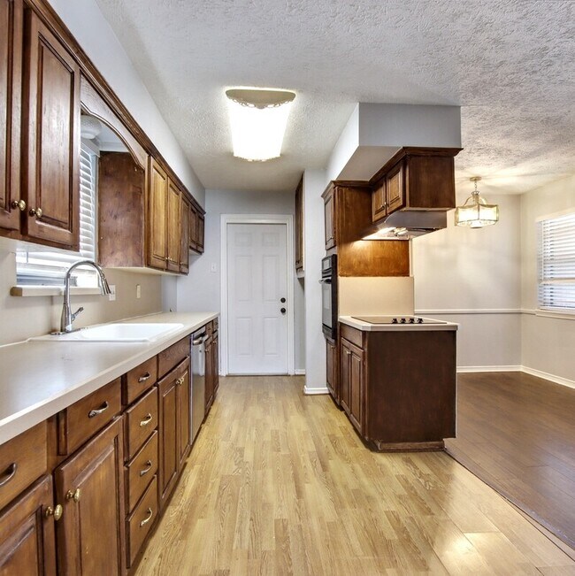 Building Photo - 708 James Dr