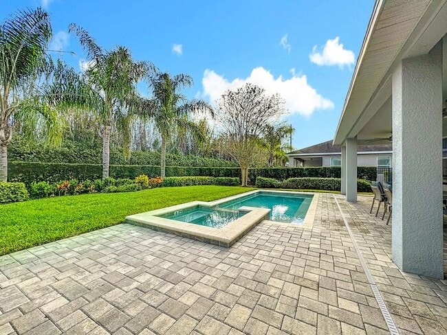 Building Photo - 8 Bedrooms 7 baths on a resort community