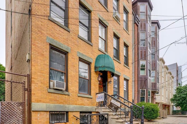 Building Photo - 608 Madison St