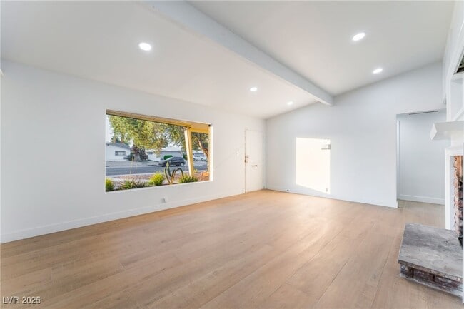 Building Photo - 548 E Oakey Blvd