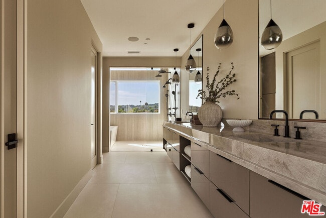 Building Photo - 16838 Oak View Dr
