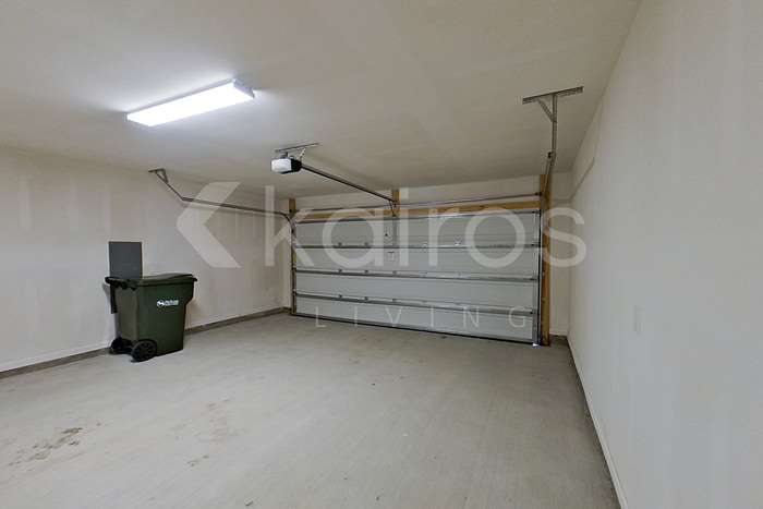 Building Photo - 401 Mango Dr